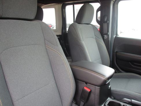 Used 2025 Jeep Wrangler Unlimited Sahara AWD/4WD image 39