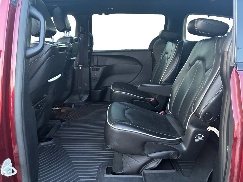 Used 2022 Chrysler Pacifica Limited w/ Uconnect Theater Family Group FWD image 26