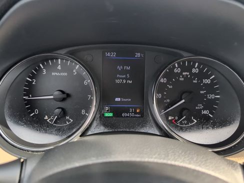 Used 2018 Nissan Rogue SV image 15