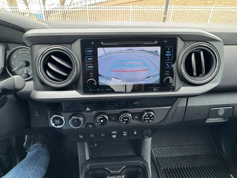 Used 2018 Toyota Tacoma TRD Off-Road w/ Technology Package image 22