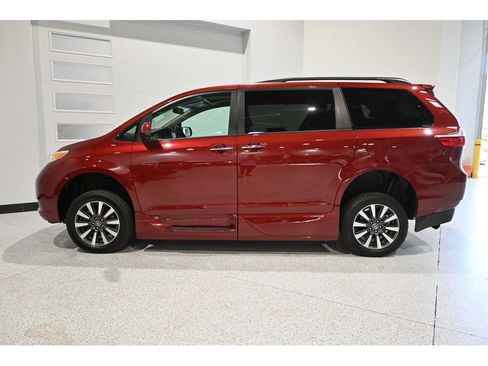 Used 2017 Toyota Sienna XLE FWD image 9