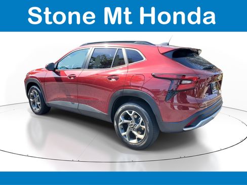 Used 2025 Chevrolet Trax LT w/ LT Convenience Package FWD image 4