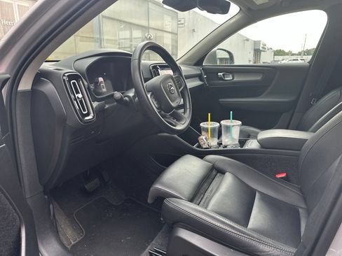 Used 2025 Volvo XC40 B5 Plus AWD/4WD image 11