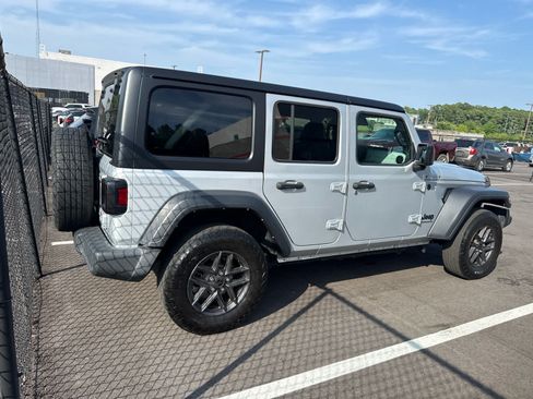 Used 2024 Jeep Wrangler Unlimited Sport AWD/4WD image 2