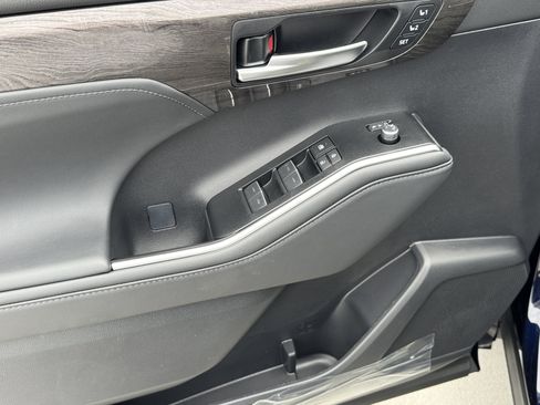 New 2026 Toyota Highlander Platinum AWD/4WD image 18