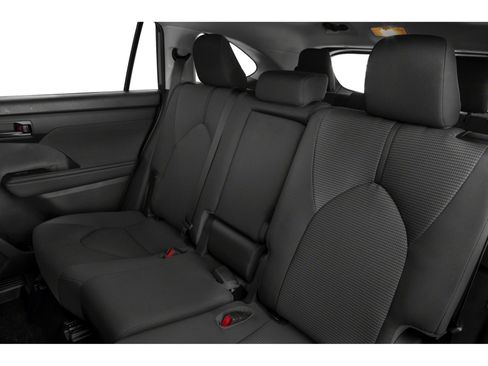 Used 2022 Toyota Highlander LE FWD image 11
