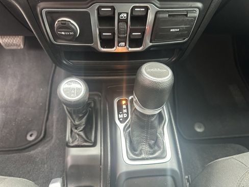 Used 2021 Jeep Gladiator Willys image 16