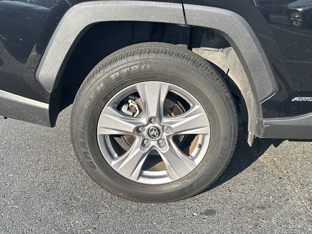 Used 2025 Toyota RAV4 XLE AWD/4WD image 9