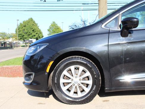 Used 2018 Chrysler Pacifica Touring-L w/ Advanced Safetytec Group FWD image 42