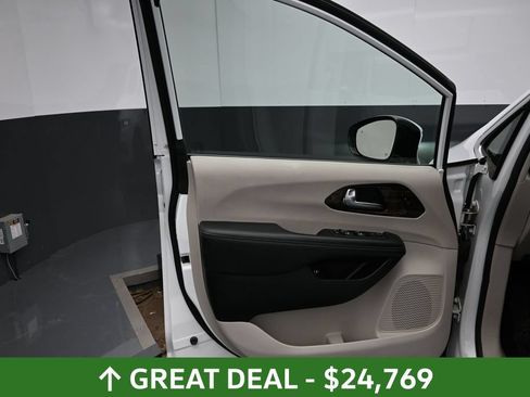 Used 2023 Chrysler Pacifica Limited FWD image 20