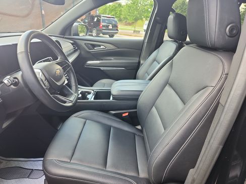 Used 2025 Chevrolet Traverse LT FWD image 8