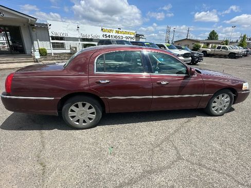 Used 2004 Lincoln Town Car Ultimate image 3