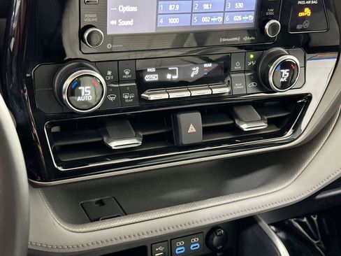 Used 2022 Toyota Highlander LE image 25