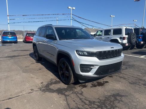 Used 2024 Jeep Grand Cherokee Altitude image 1