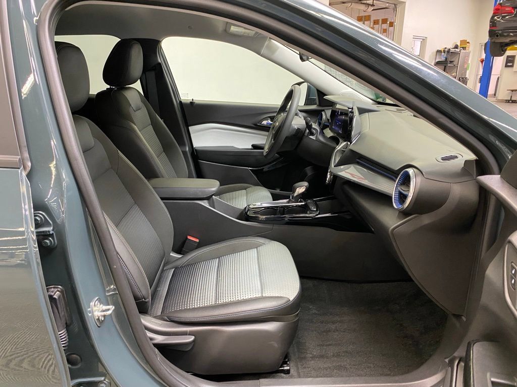 Used 2025 Chevrolet Trax LT FWD image 11