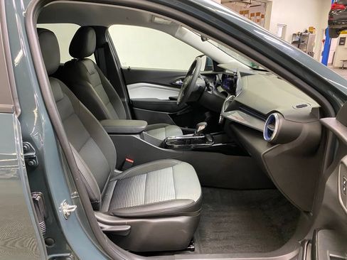 Used 2025 Chevrolet Trax LT FWD image 11