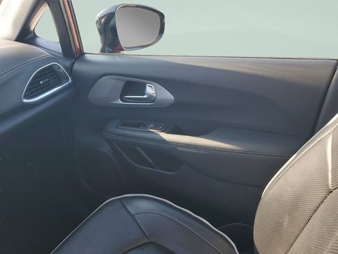 Used 2025 Chrysler Pacifica Limited FWD image 13