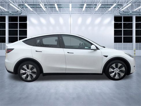 Used 2023 Tesla Model Y Long Range image 3
