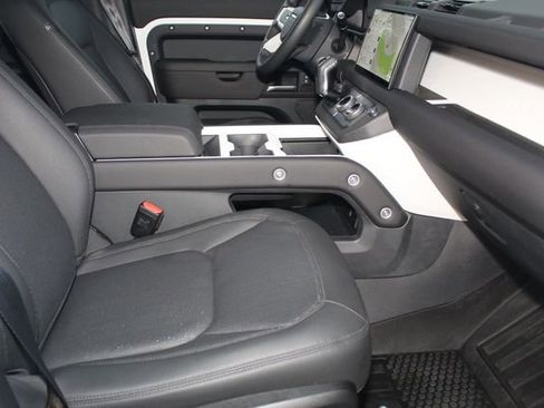 Used 2025 Land Rover Defender 110 X-Dynamic SE image 3