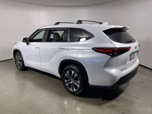 Used 2023 Toyota Highlander XLE FWD image 5
