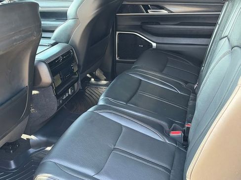 Used 2023 Jeep Wagoneer L Series III w/ Premium Group I AWD/4WD image 12