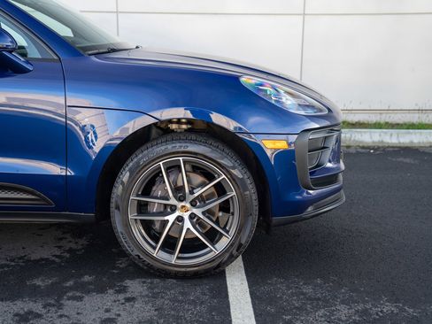 Certified 2024 Porsche Macan AWD/4WD image 9