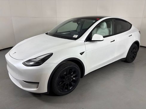 Used 2024 Tesla Model Y Long Range AWD/4WD image 4