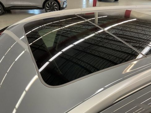 Used 2023 Nissan Rogue SL w/ SL Premium Package image 9