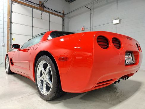 Used 2003 Chevrolet Corvette Coupe w/ Preferred Equipment Group RWD image 21