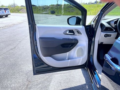 Used 2023 Chrysler Pacifica Touring-L AWD/4WD image 9