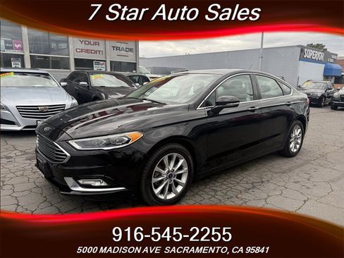 Used 2017 Ford Fusion SE w/ Fusion SE Technology Package image 3