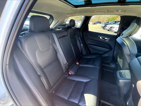 Used 2022 Volvo XC60 B5 Momentum w/ Climate Package image 18