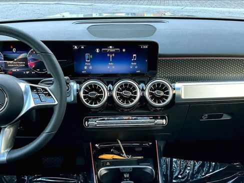 Used 2025 Mercedes-Benz GLB 250 image 7
