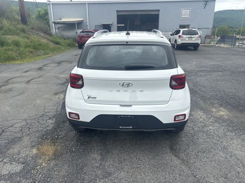 Used 2024 Hyundai Venue SEL FWD image 4