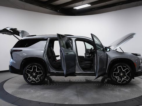 Used 2026 Chevrolet Traverse High Country w/ LPO, Floor Liner Package AWD/4WD image 9