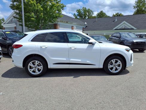Certified 2025 Audi Q5 Premium w/ Convenience Package AWD/4WD image 2