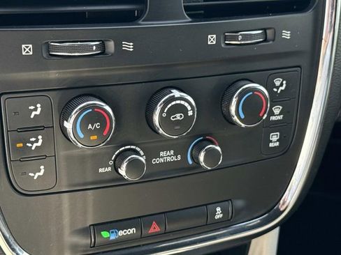 Used 2019 Dodge Grand Caravan SXT w/ Rear Park Assist Package FWD image 18