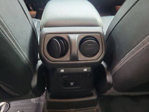 Used 2022 Jeep Wrangler Unlimited Sahara w/ Safety Group AWD/4WD image 10