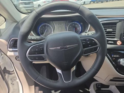 Used 2023 Chrysler Voyager LX image 9