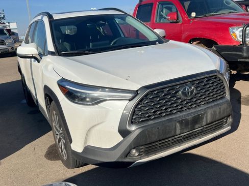 Used 2023 Toyota Corolla Cross XLE image 2