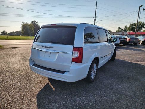 Used 2016 Chrysler Town & Country Touring-L FWD image 5