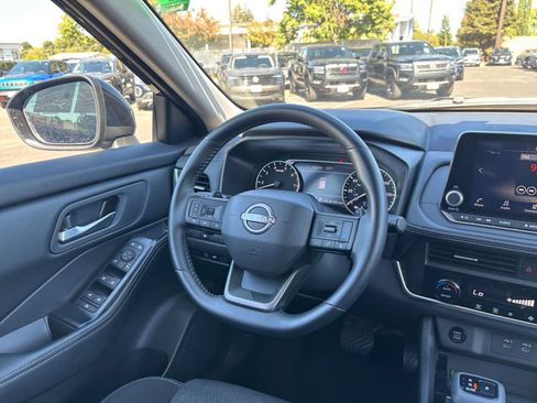 Used 2025 Nissan Rogue SV FWD image 36