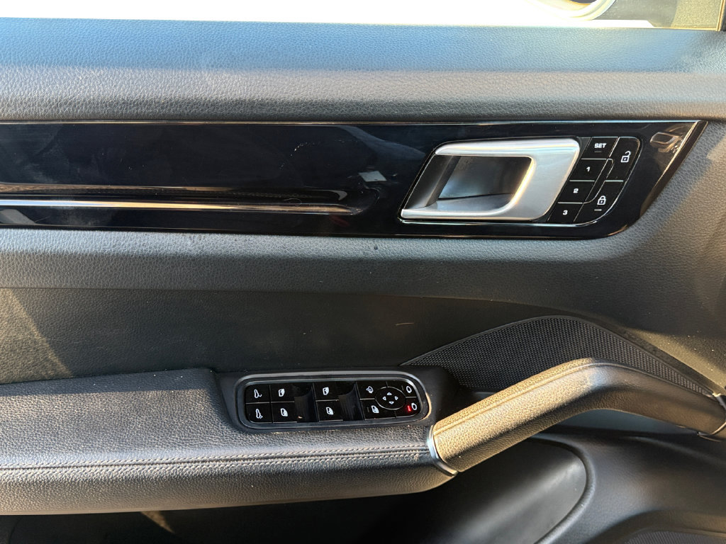 Used 2020 Porsche Cayenne AWD/4WD image 11