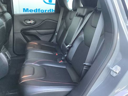 Used 2019 Jeep Cherokee Trailhawk w/ Comfort/Convenience Group AWD/4WD image 13