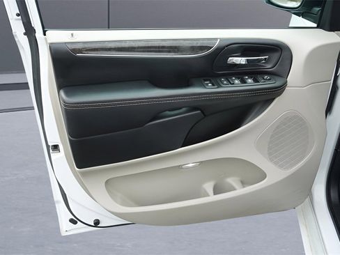 Used 2015 Chrysler Town & Country Touring-L w/ Driver Convenience Group image 29