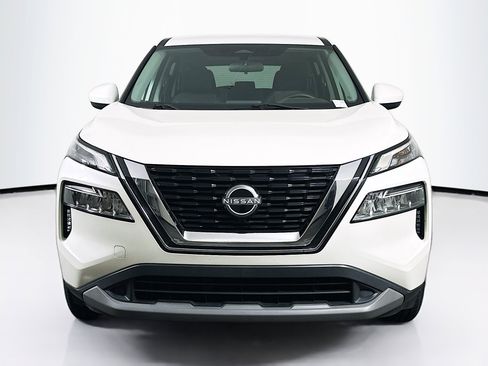 Used 2023 Nissan Rogue SV image 2