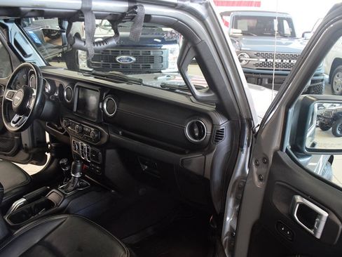Used 2018 Jeep Wrangler Unlimited Sahara AWD/4WD image 19