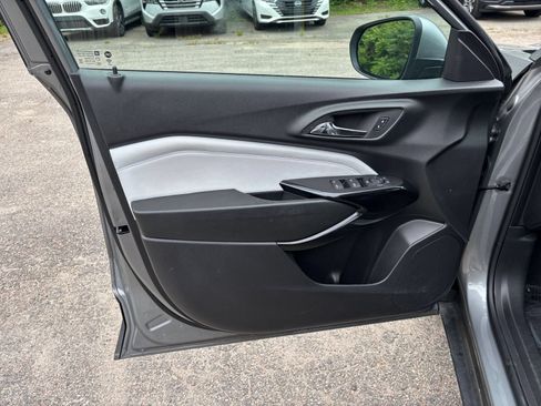 Used 2025 Chevrolet Trax LT FWD image 18
