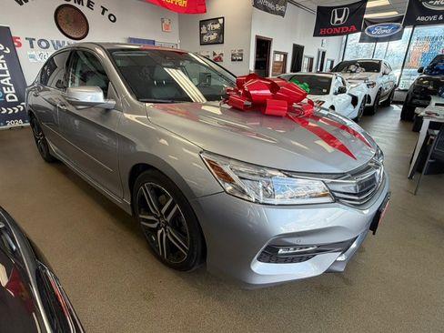 Used 2017 Honda Accord Touring image 14