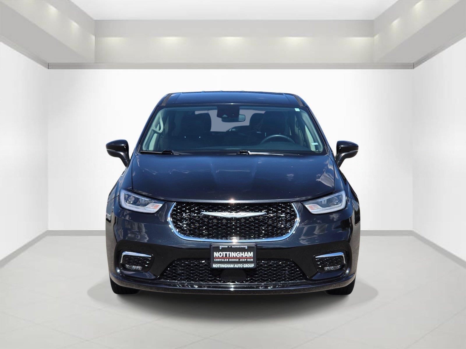Used 2023 Chrysler Pacifica Touring-L FWD image 2